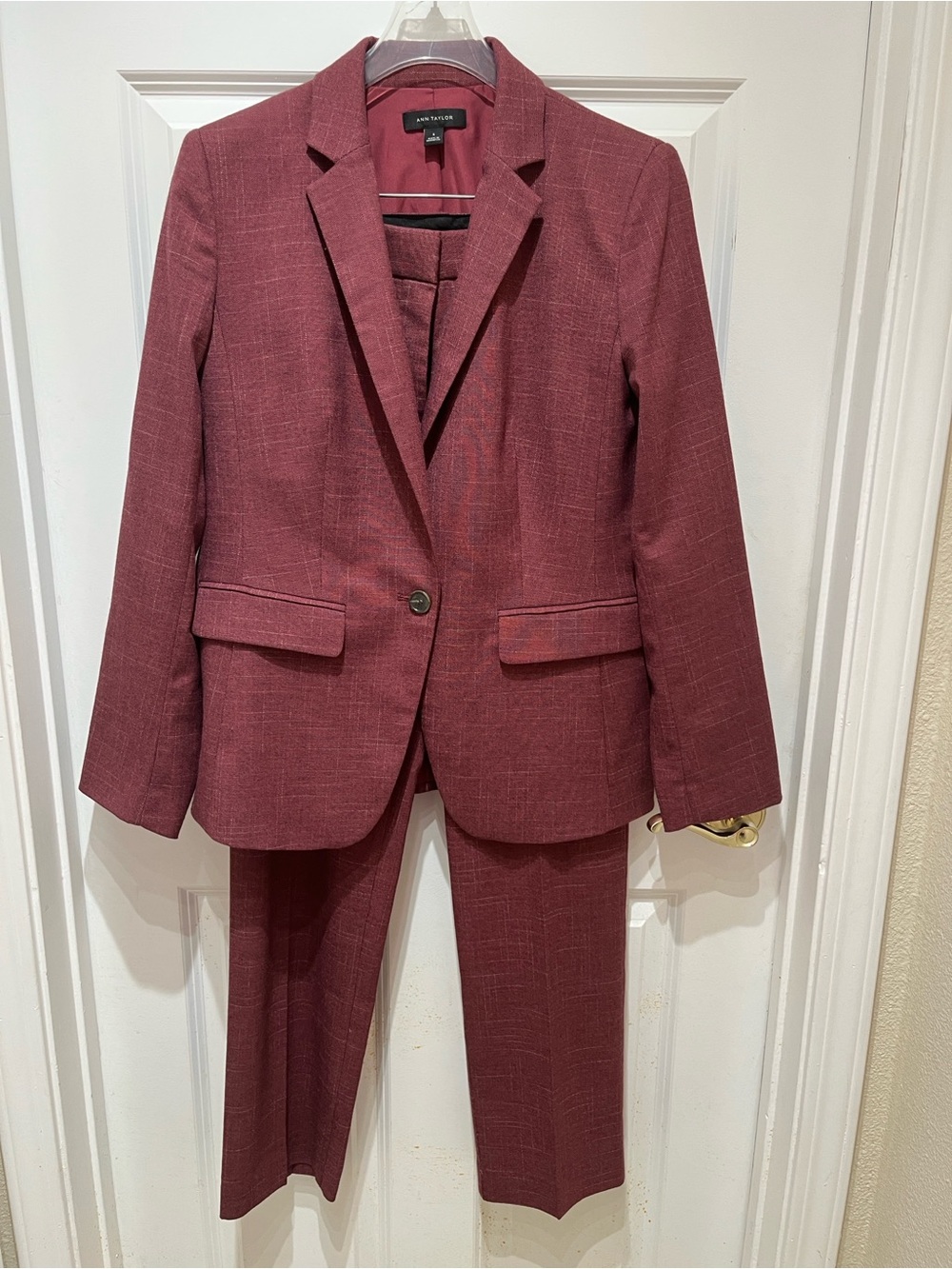 NWOT Ann Taylor Two-Piece Blazer & Pants Suit in a Burgundy Cross-Weave Size 6